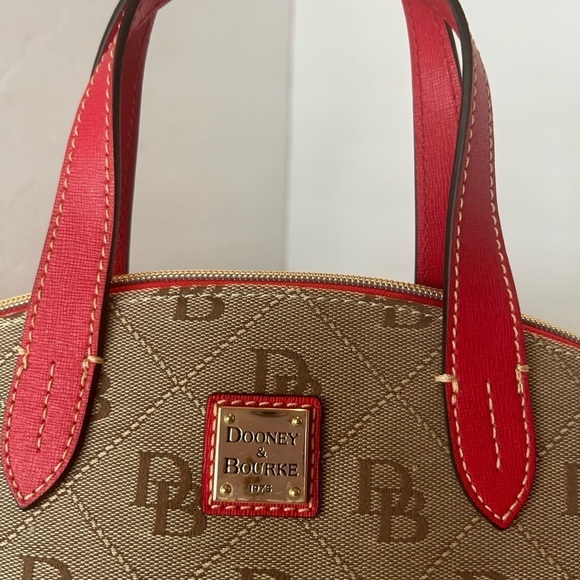Dooney & Bourke NWOT Large Gabrielle Signature Print With Red Leather Trim - Picture 4 of 8